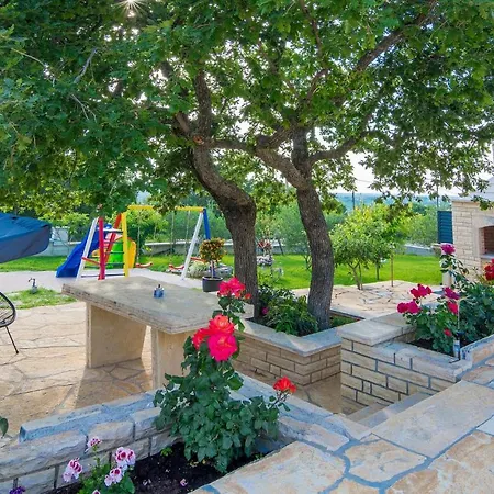 Nice home in Lisicic w/ Outdoor swimming pool, Jacuzzi&Sauna Lisicici