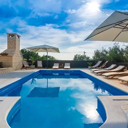 Nice home in Lisicic w/ Outdoor swimming pool, Jacuzzi&Sauna Vakantiehuis