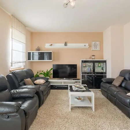 Nice home in Lisicic w/ Outdoor swimming pool, Jacuzzi&Sauna Vakantiehuis *