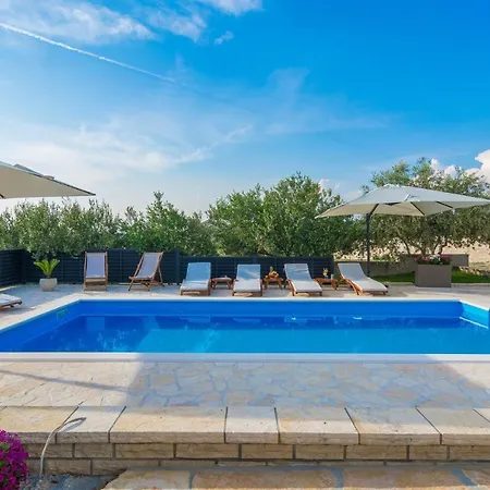 Nice home in Lisicic w/ Outdoor swimming pool, Jacuzzi&Sauna Lisicici
