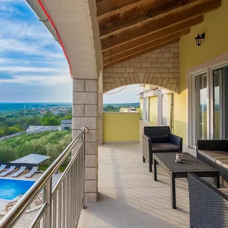 Nice home in Lisicic w/ Outdoor swimming pool, Jacuzzi&Sauna