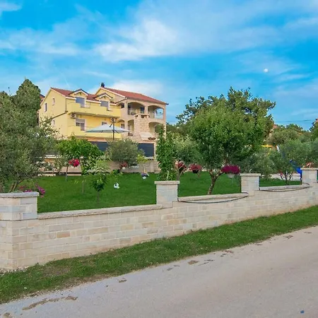 Nice home in Lisicic w/ Outdoor swimming pool, Jacuzzi&Sauna * Lisicici