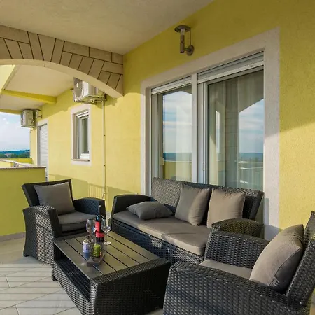 Nice home in Lisicic w/ Outdoor swimming pool, Jacuzzi&Sauna *