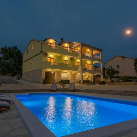 Vakantiehuis Nice home in Lisicic w/ Outdoor swimming pool, Jacuzzi&Sauna