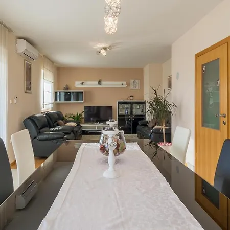 Vakantiehuis Nice home in Lisicic w/ Outdoor swimming pool, Jacuzzi&Sauna *