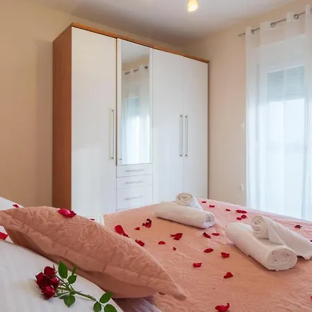 Nice home in Lisicic w/ Outdoor swimming pool, Jacuzzi&Sauna Vakantiehuis *