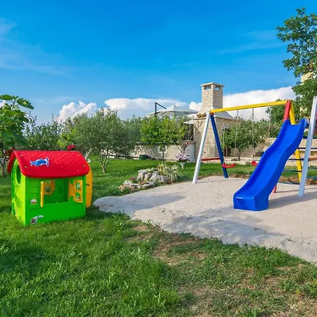 Nice home in Lisicic w/ Outdoor swimming pool, Jacuzzi&Sauna Vakantiehuis