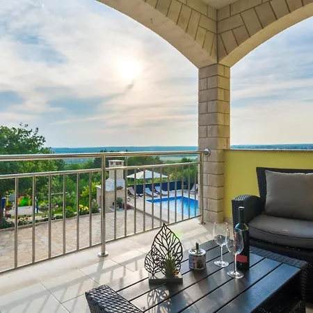 Vakantiehuis Nice home in Lisicic w/ Outdoor swimming pool, Jacuzzi&Sauna Lisicici