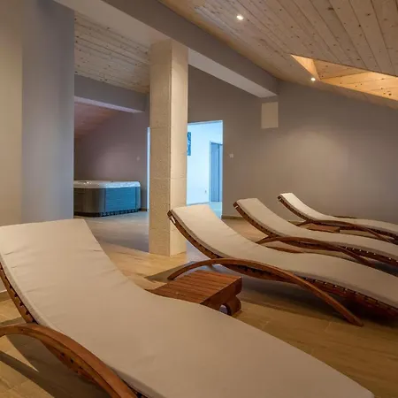Vakantiehuis Nice home in Lisicic w/ Outdoor swimming pool, Jacuzzi&Sauna Lisicici