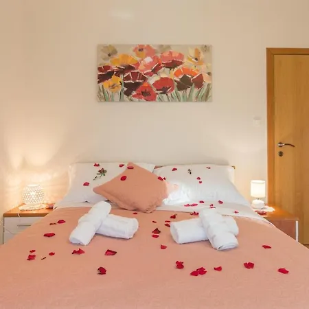Nice home in Lisicic w/ Outdoor swimming pool, Jacuzzi&Sauna Vakantiehuis