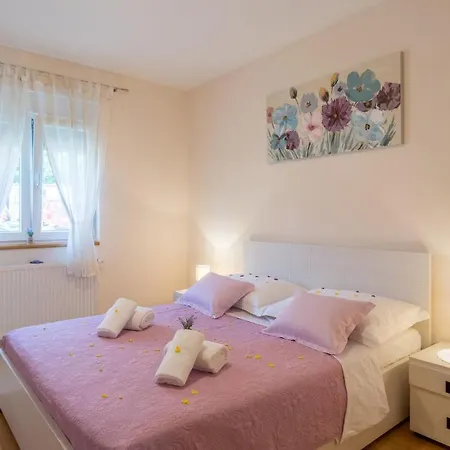 Vakantiehuis Nice home in Lisicic w/ Outdoor swimming pool, Jacuzzi&Sauna Lisicici
