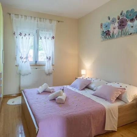 Nice home in Lisicic w/ Outdoor swimming pool, Jacuzzi&Sauna Vakantiehuis