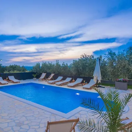Nice home in Lisicic w/ Outdoor swimming pool, Jacuzzi&Sauna Vakantiehuis