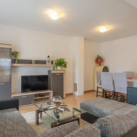 Vakantiehuis Nice home in Lisicic w/ Outdoor swimming pool, Jacuzzi&Sauna Lisicici