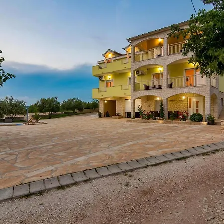 Nice home in Lisicic w/ Outdoor swimming pool, Jacuzzi&Sauna Vakantiehuis