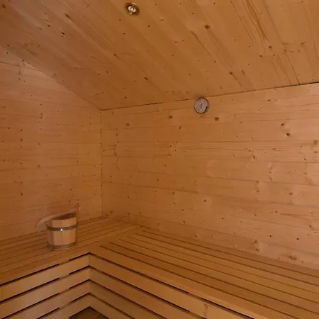 Vakantiehuis Nice home in Lisicic w/ Outdoor swimming pool, Jacuzzi&Sauna Lisicici