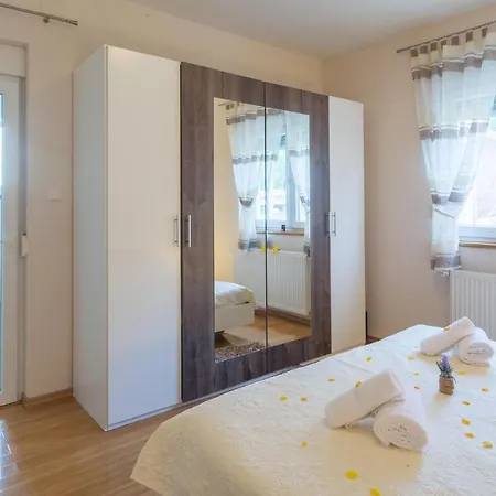 Nice home in Lisicic w/ Outdoor swimming pool, Jacuzzi&Sauna Vakantiehuis