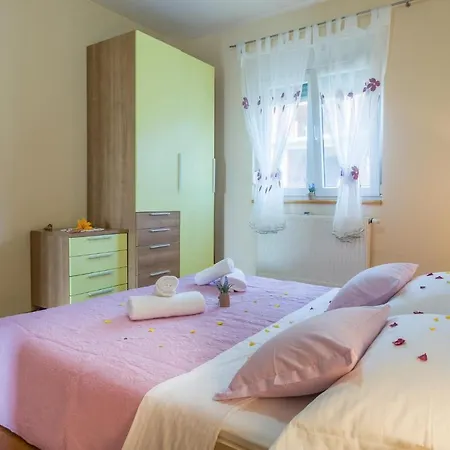 Nice home in Lisicic w/ Outdoor swimming pool, Jacuzzi&Sauna Lisicici