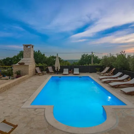 Nice home in Lisicic w/ Outdoor swimming pool, Jacuzzi&Sauna *
