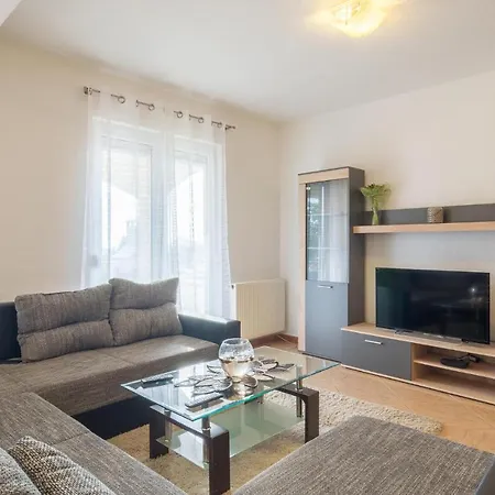Nice home in Lisicic w/ Outdoor swimming pool, Jacuzzi&Sauna Vakantiehuis Lisicici