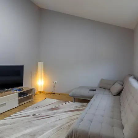 Nice home in Lisicic w/ Outdoor swimming pool, Jacuzzi&Sauna