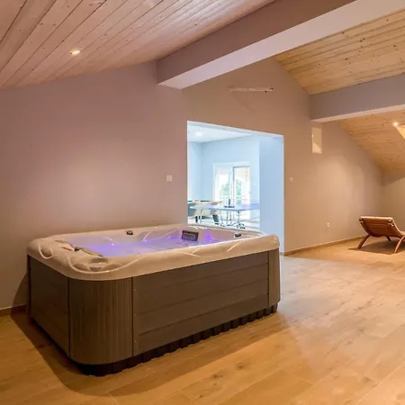 Nice home in Lisicic w/ Outdoor swimming pool, Jacuzzi&Sauna Vakantiehuis Lisicici