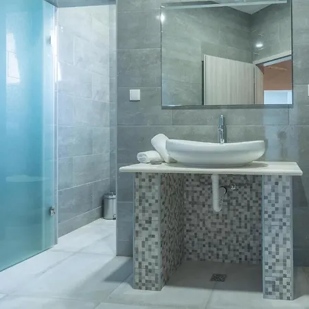Nice home in Lisicic w/ Outdoor swimming pool, Jacuzzi&Sauna