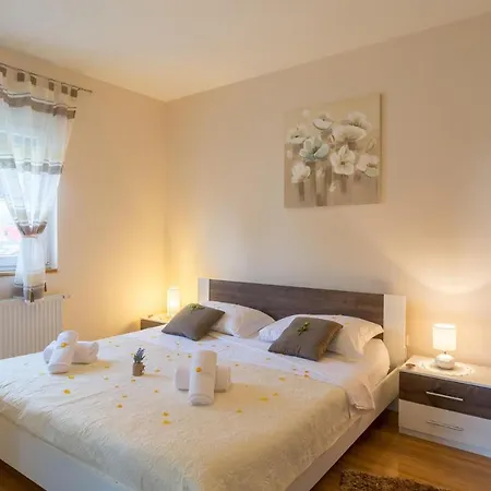 Nice home in Lisicic w/ Outdoor swimming pool, Jacuzzi&Sauna Vakantiehuis Lisicici