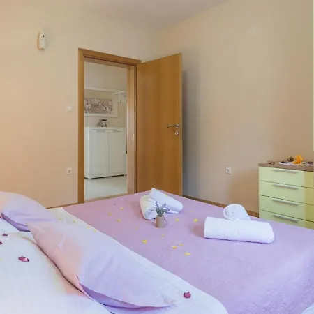 Nice home in Lisicic w/ Outdoor swimming pool, Jacuzzi&Sauna