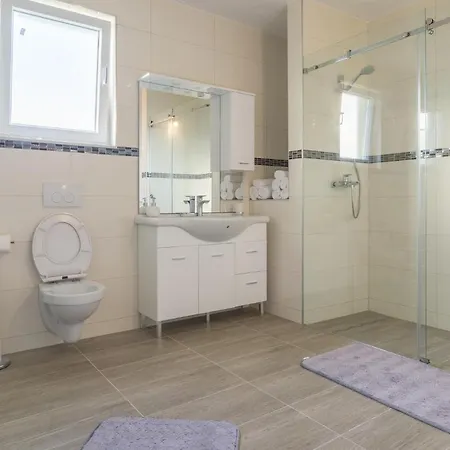 Nice home in Lisicic w/ Outdoor swimming pool, Jacuzzi&Sauna * Lisicici