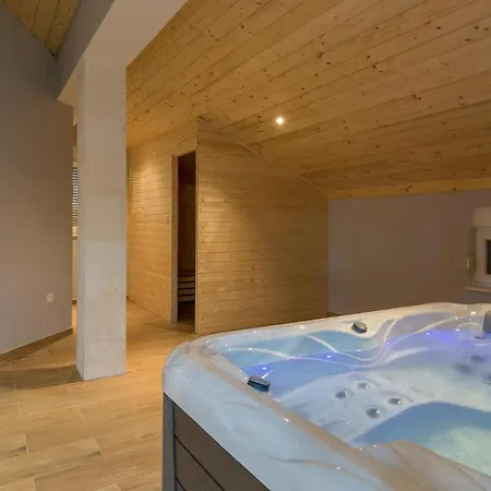 Nice home in Lisicic w/ Outdoor swimming pool, Jacuzzi&Sauna