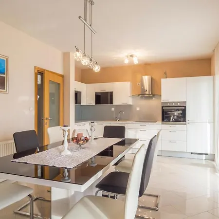 Vakantiehuis Nice home in Lisicic w/ Outdoor swimming pool, Jacuzzi&Sauna