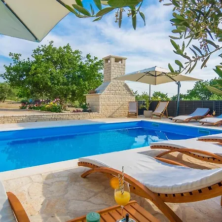 Nice home in Lisicic w/ Outdoor swimming pool, Jacuzzi&Sauna