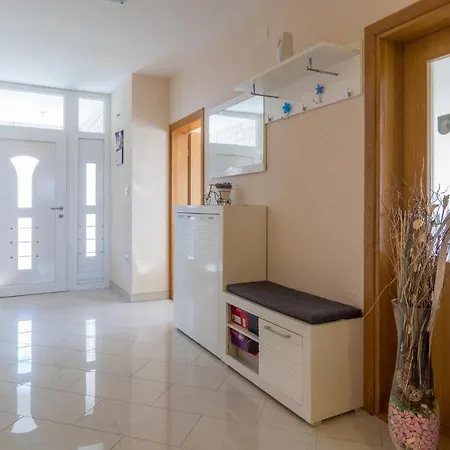 Nice home in Lisicic w/ Outdoor swimming pool, Jacuzzi&Sauna Vakantiehuis Lisicici