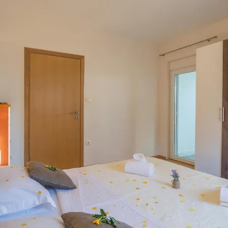 Nice home in Lisicic w/ Outdoor swimming pool, Jacuzzi&Sauna Vakantiehuis Lisicici