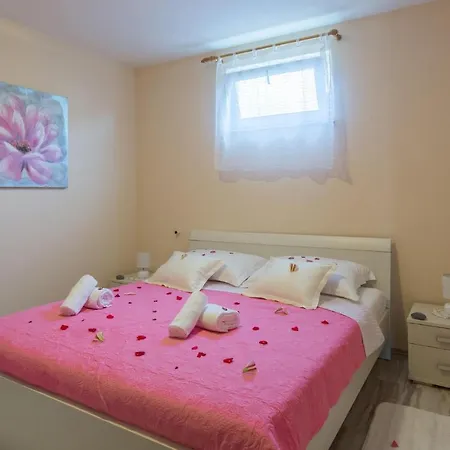 Vakantiehuis Nice home in Lisicic w/ Outdoor swimming pool, Jacuzzi&Sauna *