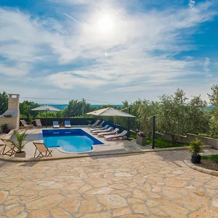 Nice home in Lisicic w/ Outdoor swimming pool, Jacuzzi&Sauna Vakantiehuis