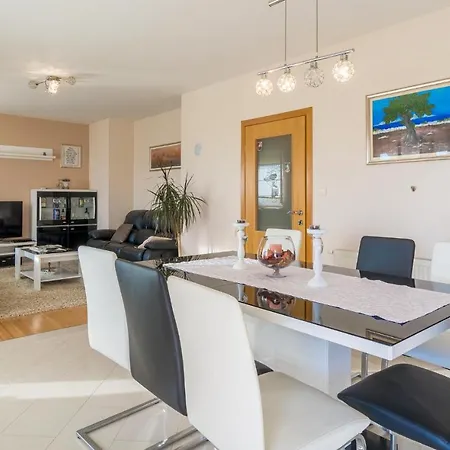 Nice home in Lisicic w/ Outdoor swimming pool, Jacuzzi&Sauna *
