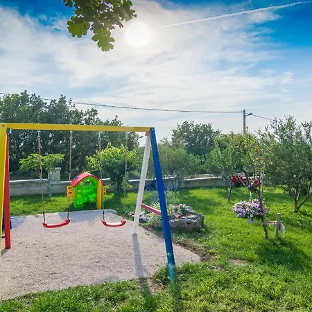 Vakantiehuis Nice home in Lisicic w/ Outdoor swimming pool, Jacuzzi&Sauna *