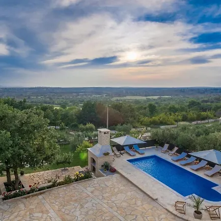 Vakantiehuis Nice home in Lisicic w/ Outdoor swimming pool, Jacuzzi&Sauna Lisicici