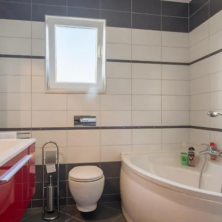 Vakantiehuis Nice home in Lisicic w/ Outdoor swimming pool, Jacuzzi&Sauna *